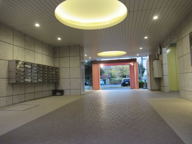 兵庫県公社　芦屋浜高層（高浜）１号棟のロビー|落ち着いたロビーです