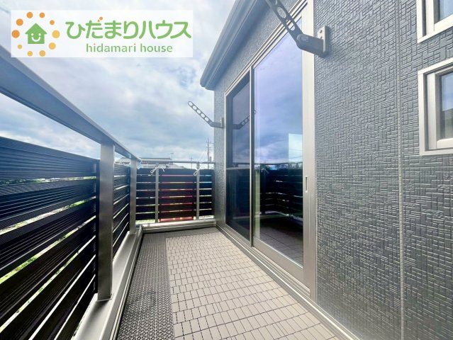 【バルコニー】 | 土浦市乙戸　中古戸建 | 広々としたバルコニー。お洗濯物もぜーんぶ干せちゃいます！！