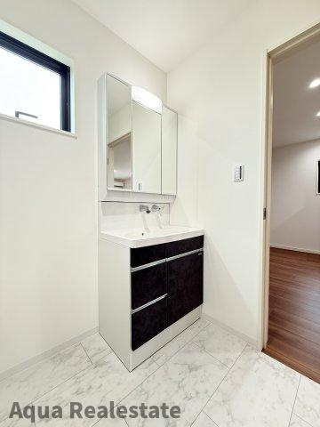 高松市円座町の新築一戸建の独立洗面台|朝の支度にも助かる、独立の洗髪洗面化粧台