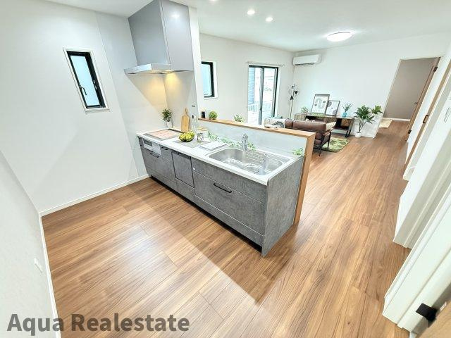 高松市円座町の新築一戸建の居間・リビング|使いやすいキッチンです