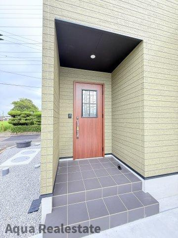高松市円座町の新築一戸建の玄関|明るい玄関です