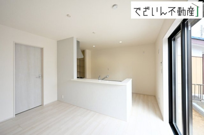 【居間・リビング】 | Livele Garden.S熊谷市新堀新田第3　新築住宅 | 広がるやすらぎのプライベート空間。大きい窓から射しこむ眩い光が、広々としたリビング空間を鮮やかに映し出します。
現地(2025年9月撮影)