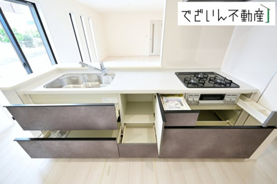 【キッチン】 | Livele Garden.S熊谷市新堀新田第3　新築住宅 | ご家族みんなで調理ができる位のスペースを実現したキッチン空間となっております。みんなで作った料理を召し上がりながらの会話は、自然と笑いが絶えない空間がそこに広がります。
現地(2025年9月撮影)