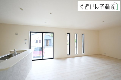 【居間・リビング】 | Livele Garden.S熊谷市新堀新田第3　新築住宅 | 明るいリビングダイニング。明るい室内は気分も明るくなりますね！南向きの大きな窓から差し込む陽光が、毎日の暮らしを明るく照らす。子育てにも嬉しい安心設計です。
現地(2025年9月撮影)