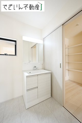 【独立洗面台】 | Livele Garden.S熊谷市新堀新田第3　新築住宅 | 大きな洗面台は、身だしなみチェックや歯磨きなど、朝の慌ただしい時間でも余裕とゆとりを感じて頂けます。
現地(2025年9月撮影)