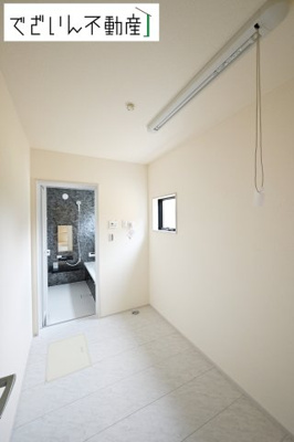 【居間・リビング】 | Livele Garden.S熊谷市新堀新田第3　新築住宅 | 室内物干し付きで、天候に左右されず洗濯ができる快適空間。共働き世帯の家事負担を軽減する、頼れるランドリースペースです。
現地(2025年9月撮影)