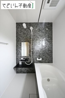 【浴室】 | Livele Garden.S熊谷市新堀新田第3　新築住宅 | 上質が感じられるカラーリングで、清潔な空間美を実現。一日の疲れが癒される優雅なバスタイムを堪能できるゆとりあるバスルームです。
現地(2025年9月撮影)