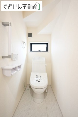 【トイレ】 | Livele Garden.S熊谷市新堀新田第3　新築住宅 | 1・2階にトイレがございます♪朝の忙しい時間帯も待たずにすみそうですね♪毎日使う場所だから、より快適な空間に仕上げられています。
現地(2025年9月撮影)