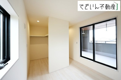 【洋室】 | Livele Garden.S熊谷市新堀新田第3　新築住宅 | 大きな窓からたっぷりと陽光が注がれる明るい空間。家族の成長に対応できる永住仕様の間取り。一日の疲れをいやしてくれる主寝室。時を忘れて過ごす場所として過ごせるお部屋です。
現地(2025年9月撮影)