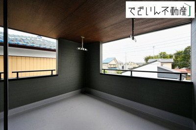 【バルコニー】 | Livele Garden.S熊谷市新堀新田第3　新築住宅 | ずっと太陽を感じる事ができるのは、遮るものが視界に無いから。彼方に広がる風景が絵画のように広がります。
現地(2025年9月撮影)