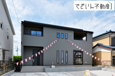 【外観】 | Livele Garden.S熊谷市新堀新田第3　新築住宅 | 洗練された外観デザイン。お庭も広く、駐車並列4台可能なスペースがあります。
現地(2025年9月撮影)