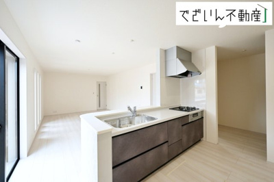 【キッチン】 | Livele Garden.S熊谷市新堀新田第3　新築住宅 | ご家族みんなで調理ができる位のスペースを実現したキッチン空間となっております。みんなで作った料理を召し上がりながらの会話は、自然と笑いが絶えない空間がそこに広がります。
現地(2025年9月撮影)