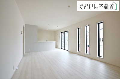 【居間・リビング】 | Livele Garden.S熊谷市新堀新田第3　新築住宅 | 室内構成に拘り採光とセンスを散りばめた空間。それは『柔らかさ』に似た素敵な居場所。そこに暮らす人のことを考えつくり出したものは『癒し』という心地よい居場です。
現地(2025年9月撮影)