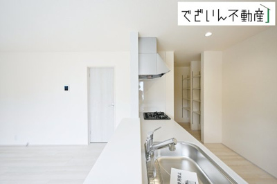 【キッチン】 | Livele Garden.S熊谷市新堀新田第3　新築住宅 | 空気感という居心地の良いＢＧＭは、暮らしのステージを彩り、心のやすらぎと満足感を与えてくれます。通風と採光を考慮した設計は地域の鼓動を感じ、お寛ぎ頂くことが可能です。
現地(2025年9月撮影)