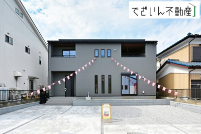 【外観】 | Livele Garden.S熊谷市新堀新田第3　新築住宅 | 爽やかな青空の下に贅沢なほどに降り注ぐ陽光、豊かな居住性と、クオリティが見事に調和した住空間は、住まうことの喜びを感じさせてくれます。
現地(2025年9月撮影)