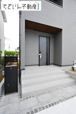 【玄関】 | Livele Garden.S熊谷市新堀新田第3　新築住宅 | 玄関前には宅配BOX付きの門柱・POSTがあり、忙しいパパ・ママにうれしい設備です♪
現地(2025年9月撮影)