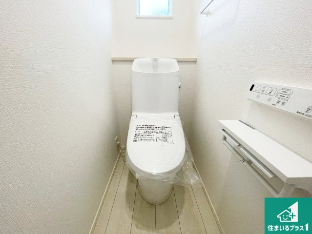 久世郡久御山町佐山双置　第24-1期　新築一戸建てのトイレ|1・2階の2ヶ所にあるので、朝の忙しい時間の順番待ちもなく、深夜の利用にも大変便利です。