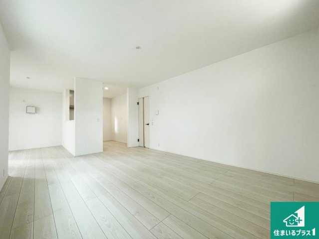 久世郡久御山町佐山双置　第24-1期　新築一戸建ての居間・リビング|日当たり良好の明るいリビングで朝の目覚めもスッキリできそう！対面キッチンでご家族のコミュニケーションも自然と増える設計！小さなお子様が遊ぶスペースを作っても広々とくつろげるLDK！
