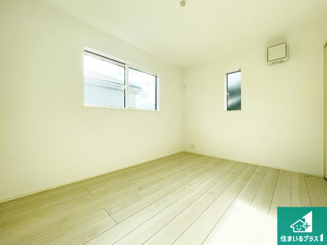 久世郡久御山町佐山双置　第24-1期　新築一戸建ての洋室|シンプルな洋室は、自分好みのインテリアが楽しめます♪ご家族とインテリアや家具を選びに行くのは新築購入時の醍醐味の一つです。ぜひお楽しみください♪