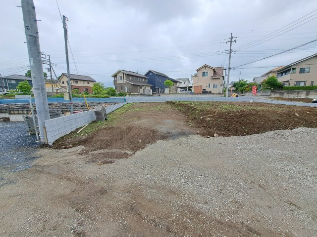 新築　吉岡町北下　2号棟の駐車場|現地写真　駐車スペースは建物南側に並列2台分可能です！