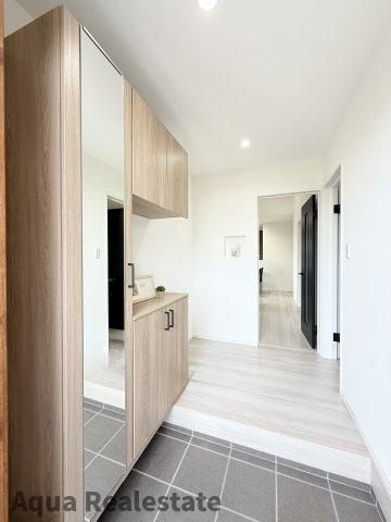 高松市円座町の新築一戸建の玄関|収納もある玄関です