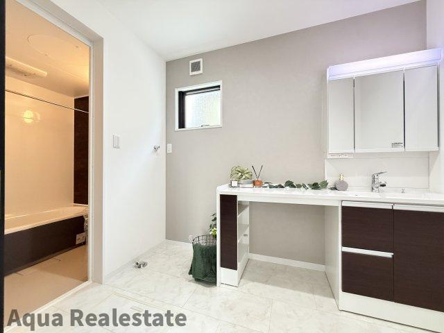 高松市円座町の新築一戸建の独立洗面台|朝の支度にも助かる、独立の洗髪洗面化粧台