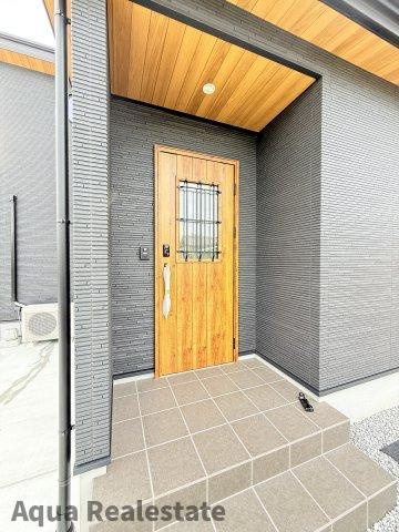 高松市円座町の新築一戸建の玄関|明るい玄関です