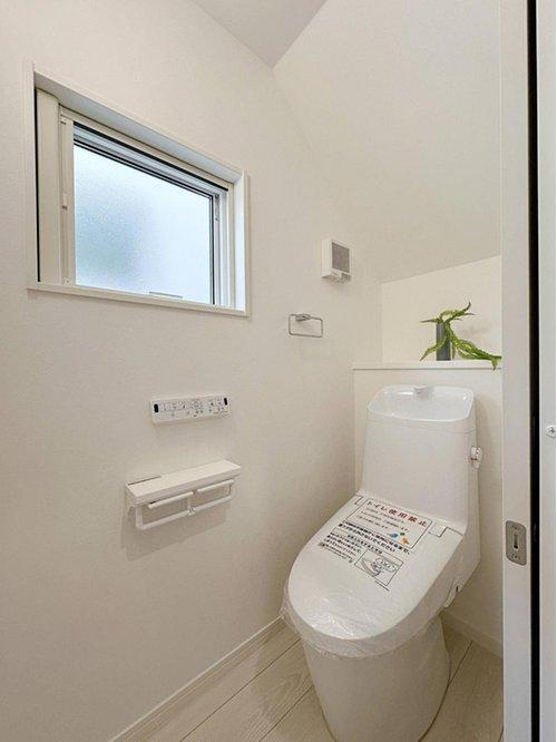 井口4丁目 【残り3邸】のトイレ|(2号棟)1階ウォシュレットトイレ☆
各階にトイレが設けられています。