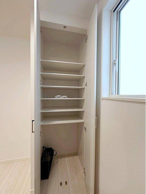 井口4丁目 【残り3邸】の収納|(2号棟)キッチンパントリー収納☆
キッチンで使う小物や食材のストックなどを収納でき、キッチン回りもスッキリとします♪