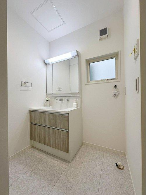 井口4丁目 【残り3邸】の洗面所|(2号棟)シャワー付き洗面化粧台☆
洗面台にシャワー機能が付いたもので、シャンプーなども行える多機能洗面台です。また、顔や手を洗うためだけではなく、シャワー付き洗面台を使えば手洗い洗濯などでも利用でき