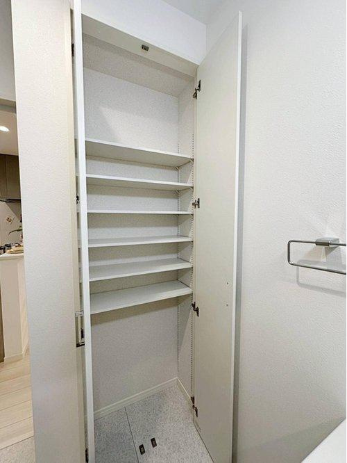 井口4丁目 【残り3邸】の収納|(2号棟)洗面脱衣所の収納☆
毎日ご家族で使うタオルや洗面用品、洗濯用品などを収納することができます♪