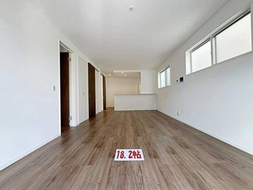 井口4丁目 【残り3邸】の居間・リビング|(1号棟)18.2帖の広々としたLDK☆
南向きのため日当たりも良好です♪