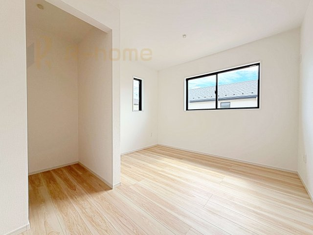 牛久市田宮町26期　新築戸建て　1号棟の洋室|2面窓の風通しの良い洋室です♪差し込む暖かな陽当たりで、室内がくつろげる空間に早変わりです♪