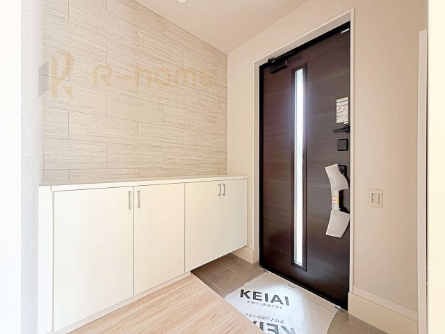 牛久市田宮町26期　新築戸建て　1号棟の玄関|気持ちよくご家族やゲストを送迎できる穏やかな雰囲気の玄関♪大きな下駄箱で玄関廻りスッキリ♪