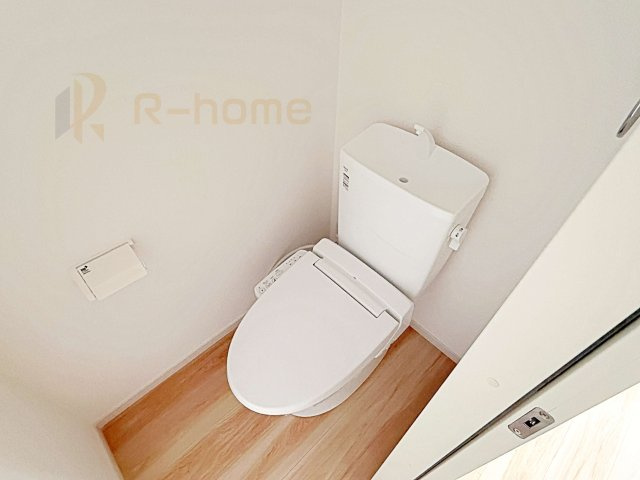 牛久市田宮町26期　新築戸建て　1号棟のトイレ|温水洗浄便座付きのトイレ。
トイレが２ヵ所設置で朝の忙しい時間でも安心です。