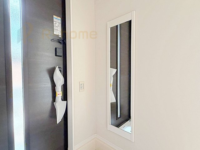 牛久市田宮町26期　新築戸建て　1号棟の玄関|玄関に嬉しいミラー付き！お出かけ準備もラクラク♪