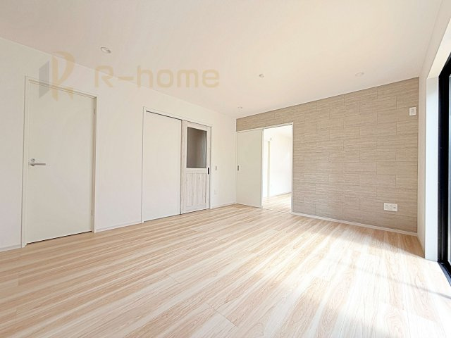 牛久市田宮町26期　新築戸建て　1号棟の居間・リビング|家族でゆったりくつろげる広々としたLDK！アクセントクロスがお洒落なくつろぎ空間♪