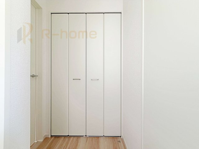 牛久市田宮町26期　新築戸建て　1号棟の収納|掃除用具などの収納に便利なホール収納！