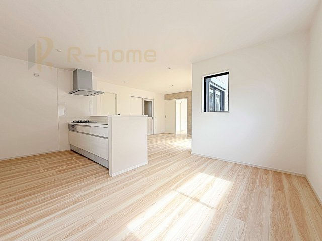 牛久市田宮町26期　新築戸建て　1号棟の居間・リビング|たっぷりの陽光が注ぎ込む明るいリビング♪隣接の洋室を開放すると更なる大空間に変身♪