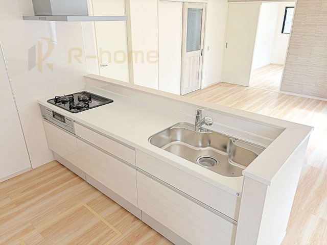 牛久市田宮町26期　新築戸建て　1号棟のキッチン|料理をしながら家族とコミュニケーションが取れる対面式システムキッチン。