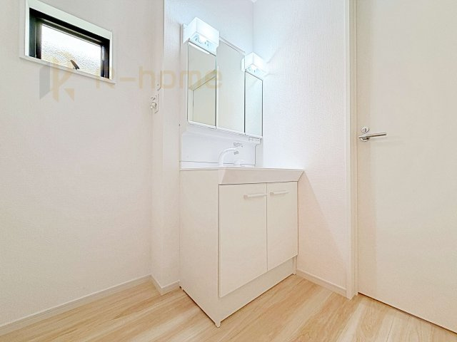 牛久市田宮町26期　新築戸建て　1号棟の洗面所|清潔感溢れる洗面台は嬉しい三面鏡付き。洗剤や歯ブラシなどもすっきり収納できます♪