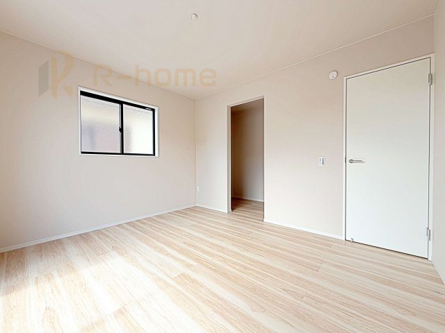 牛久市田宮町26期　新築戸建て　1号棟の洋室|収納便利なウォークインクローゼット付きの洋室♪
明るく風通しの良いお部屋です♪
