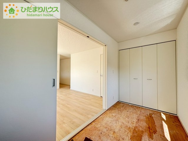 北茨城市中郷町粟野第1　新築戸建　2号棟の和室|扉を閉じれば来客用のお部屋として。開いて広い空間を作れば、お子様の遊び部屋として使えます！