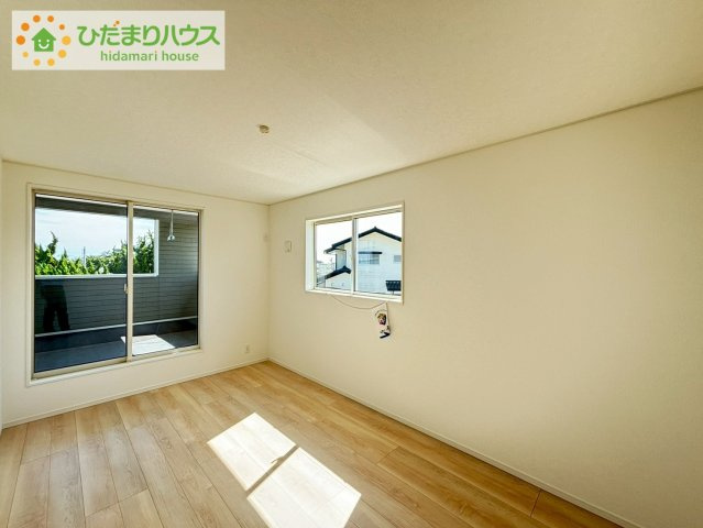 北茨城市中郷町粟野第1　新築戸建　2号棟の寝室|バルコニーに面していて、たっぷり光りの入る明るい主寝室です！