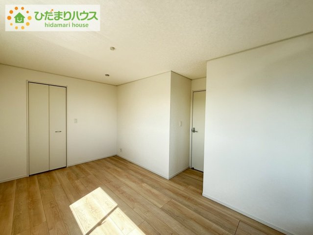 北茨城市中郷町粟野第1　新築戸建　2号棟の寝室|広めの主寝室は、ベッドの他にもパソコンデスクやドレッサーなども置けちゃいます(*^-^*)