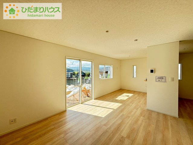 北茨城市中郷町粟野第1　新築戸建　2号棟の居間・リビング|リビング大きな窓からは、暖かな日の光が降り注ぎます・・・