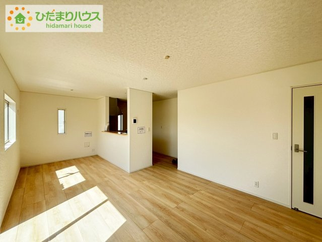 北茨城市中郷町粟野第1　新築戸建　2号棟の居間・リビング|家族だんらんで、笑顔のたえない時間も増えそうな広々としたLDKが魅力です(^^)/窓も多くて明るい空間でくつろげます。