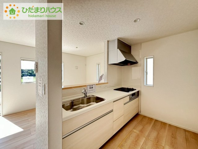 北茨城市中郷町粟野第1　新築戸建　2号棟のキッチン|ご家族と会話しながら、お料理だって出来ちゃいます☆彡