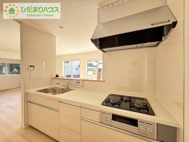 北茨城市中郷町粟野第1　新築戸建　2号棟のキッチン|3口コンロでお料理する時間も短くなりそうですね(*‘∀‘)