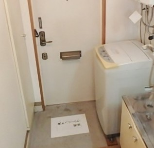 八王子市長沼町のアパートの玄関